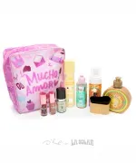 Kit La Solar 2026 D'Luchi y Kaba con cosmetiquera Mucho Amor y productos de belleza.