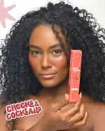 Modelo Campaña Rubor Líquido Kaba Cheeks and Cocktails