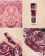 Detalles de la tinta para labios Strawberry y estampado de la pañoleta Stop Jeans x Kaba